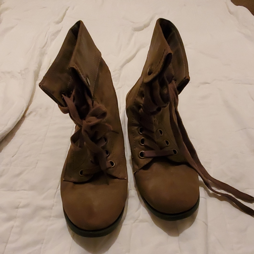 BROWN LACE UP BOOTS